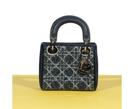 Christian DIOR, Collection prêt à Porter Printemps-Eté 2011, sac 'Mini Lady Dior'.Directeur artistique: John Galliano. En sat