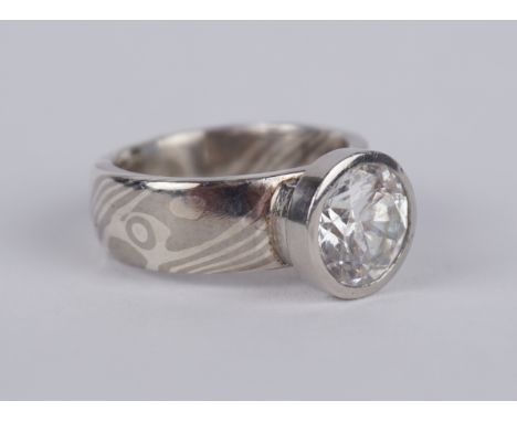 Damast-Ring mit großem Zirkonia, Silber / Palladium, Goldschmiede Erline, Hannover, Gew.12,68g facettierter, runder Stein in 