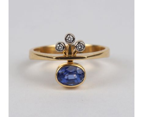 Ring mit Saphir und 3 Brillanten, 750er Gold, Gew.3,97g ovaler, facettierter Saphir, horizontal unter der Ringschiene gefasst
