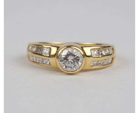 Ring mit Brillant, ca.0,50ct und 16 kleinen Brillanten, 750er Gelbgold, Gew.4,66g, mit Wertgutachten zentraler Brillant, ca.0