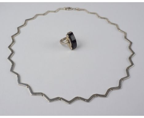 Zickzack-Collier, 925er Silber und Ring mit Onyx, 900er Silber, Gesamt-Gew.28,47g Collier Matt- und Glanzglieder im Wechsel, 