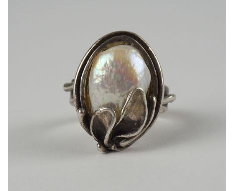 Ring mit Barockperle, 925er Silber, Gew.11,78g ovaler Ringkopf mit übergreifendem Blattwerk, ca.2,4*1,7cm, U.54