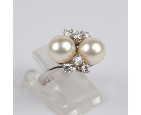 Ring mit 2 Perlen und 6 Brillanten, 585er Weißgold, Gew.4,83g 2 Perlen mit beigem Lüster, D.8mm, 6 Brillanten in Krappenfassu