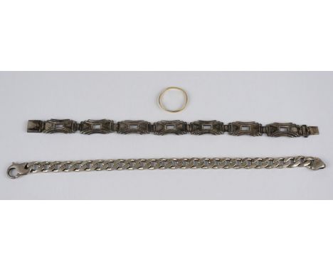 2 Armbänder, Silber, Gesamt-Gew. 34,75g und 1 Ring, 333er Gold, Gew.0,78g Panzerarmband, 925er Silber, L.21,5cm, B.0,8cm; Arm