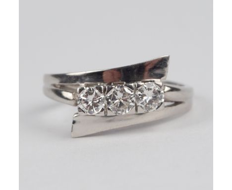 Ring mit 3 Brillanten, 585er Weißgold, Gew.5,76g, mit Wertgutachten 3 Brillanten, 1* ca.0,24ct, H-I, 1* ca.0,23ct und 1* 0,21