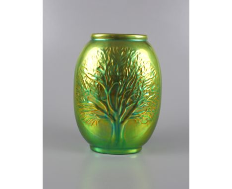 Vase mit Baumrelief, Zsolnay, Pecz, Ungarn, Mitte 20.Jh. Fayence mit Eosin-Glasur, ovale Form mit Stand und Wulstmündung, Sch