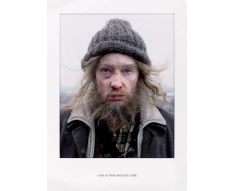 Julian Rosefeldt (München 1965 – lebt in Berlin). „Manifesto. Sonderedition 2“. 2016C-Print, in typografisch bedrucktem Passe
