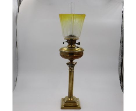 Victorian brass oil lamp with etched yellow shade, H: 70cm. No cracks or chips, no drill holes, some corrosion, some dings to