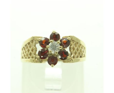 9ct gold ring set with garnet and topaz. Size K, 2.7g. UK P&amp;P Group 0 (£6+VAT for the first lot and £1+VAT for subsequent