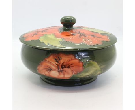 Moorcroft covered powder bowl in the Hibiscus pattern, D: 15 cm, no cracks or chips. UK P&amp;P Group 2 (£20+VAT for the firs