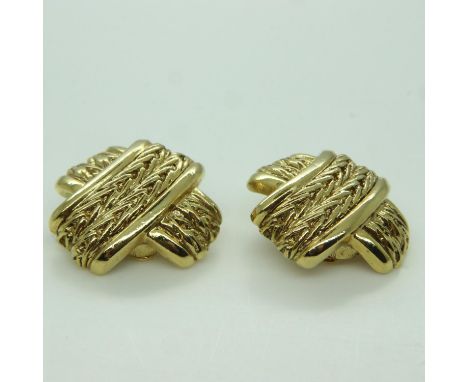Oscar De La Renta pair of clip-on earrings. UK P&amp;P Group 0 (£6+VAT for the first lot and £1+VAT for subsequent lots) 
