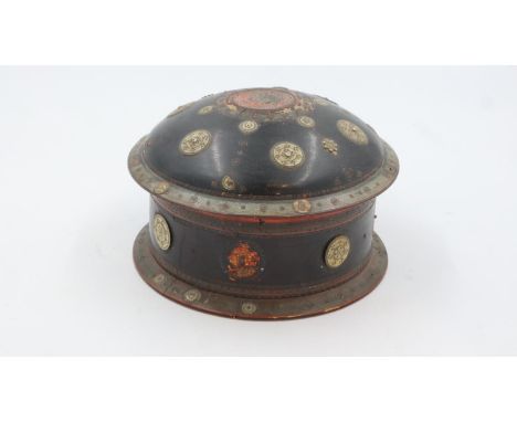 Oriental circular lidded box with applied decoration, D: 24 cm, with losses. UK P&amp;P Group 2 (£20+VAT for the first lot an