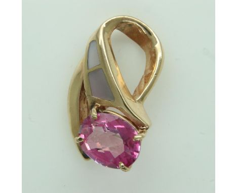 14ct gold pendant set with pink tourmaline and hard stone, H: 29 mm, 5.0g. UK P&amp;P Group 0 (£6+VAT for the first lot and £