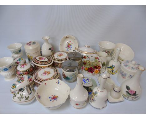 Assorted collectable china to include wedgwood, Royal Worcester and others