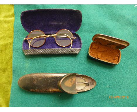 Pair of Pince Nez spectacles in paper mache case, another pair of gilt and tortoise shell spectacles, snuff box and contents 