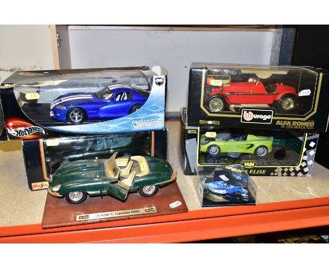 A QUANTITY OF BOXED AND UNBOXED MODERN DIECAST VEHICLES, 1/18 scale sports car models by Hot Wheels, Maisto, Burago and Jadi 