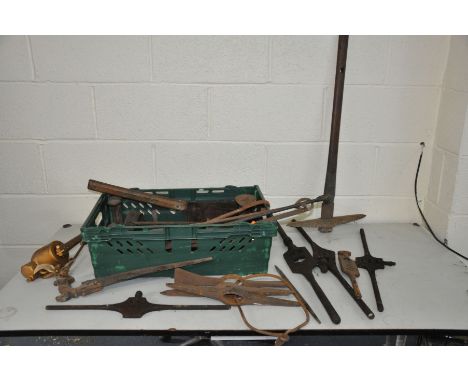 A TRAY CONTAINING VINTAGE TOOLS, door furniture, and fire furniture, including tap wrenches, show lasts, pick heads, door clo