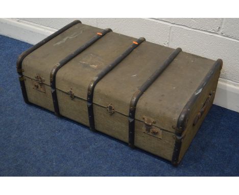 A VINTAGE TRAVELLING TRUNK