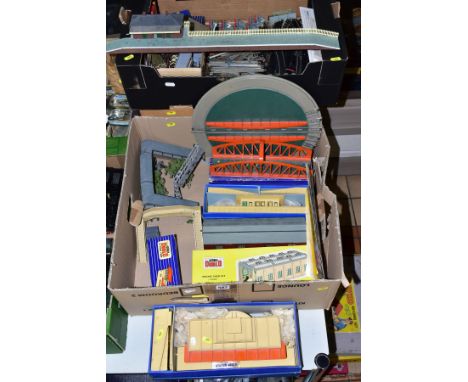 A QUANTITY OF BOXED AND UNBOXED HORNBY DUBLO AND OTHER LINESIDE BUILDINGS, TRACK, ACCESSORIES AND CONTROLLERS etc, to include