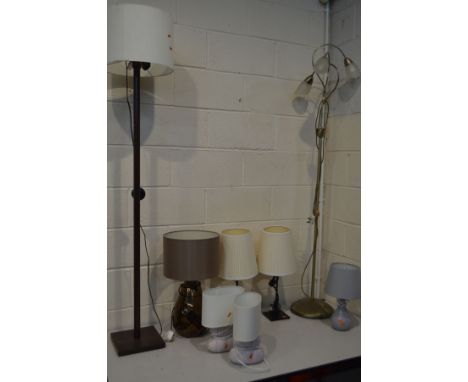 A QUANTITY OF VARIOUS LAMPS, to include two pairs of table lamps, a large decorative table lamp, another table lamp together 