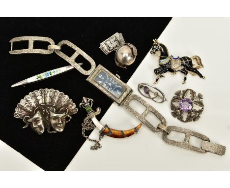 A SELECTION OF BROOCHES AND A LADIES WRISTWATCH, to include seven brooches in forms such as a silver openwork oval brooch set