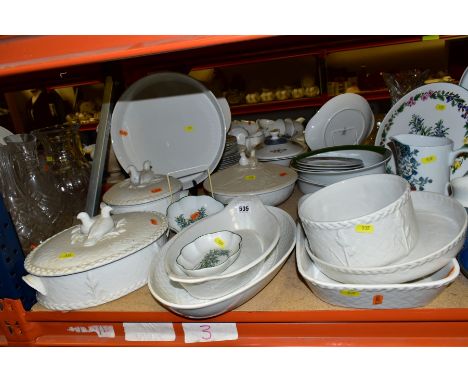 A QUANTITY OF ROYAL WOCESTER OVEN TO TABLEWARES, patterns include 'Gourmet Oven China' and 'Mosaic' together with a Spode Mor