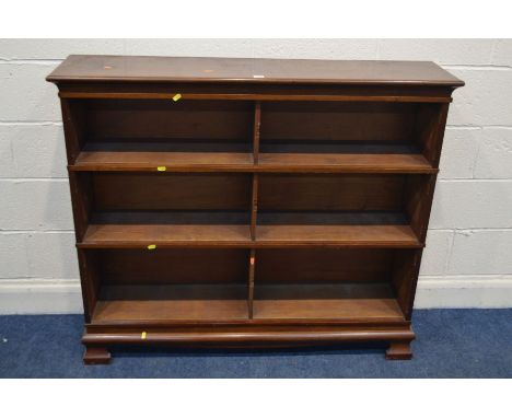 AN EDWARDIAN MAHOGANY THREE SECTION BOOKCASE, the fielded side panel's, on shaped bracket feet, width 128cm x depth 31cm x he