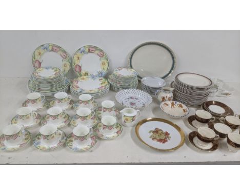 A mixed lot of ceramics to include Villeroy & Boch Canari pattern part dinner and tea service, along with other items Locatio