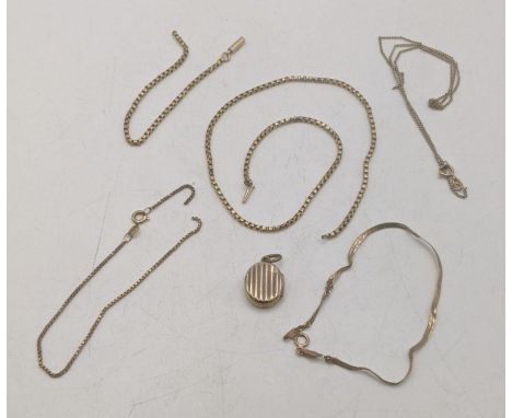 A group of 9ct yellow gold broken chains to include a box link necklace A/F along with a herringbone bracelet A/F and other e
