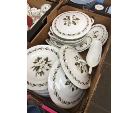 Royal Worcester Bernina dinner wares including 10 dinner plates, other plates, covered serving dishes etc - appx 34 pieces 