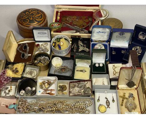 VICTORIAN &amp; LATER PINCHBECK, SILVER &amp; COSTUME JEWELLERY, vintage jewellery box with coinage and collectable contents 