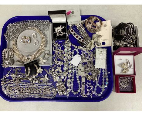 Assorted Diamanté Set Jewellery, including statement collarette necklace with matched clip-on earrings, salamander brooch, hi