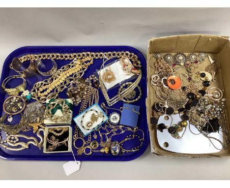 Assorted Modern Costume Jewellery, including smooth link serpent necklace, further assorted necklaces, bracelets, scarf clips