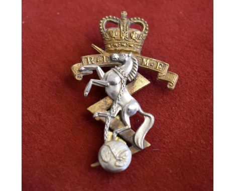 Royal Electrical and Mechanical Engineers EIIR Cap Badge (Bi-metal), slider. K&amp;K: 2129