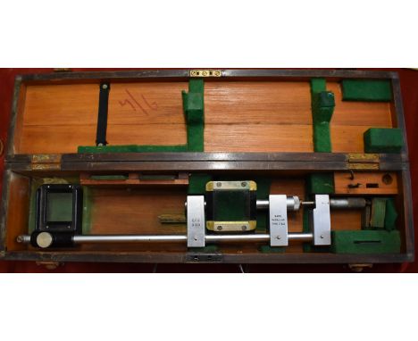 British WWII Military Stereoscope Universal Bar-Parallax Tyle PB2, made C.F.C. In its original wooden box, lenses are in very