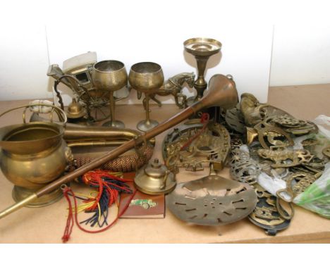 A box of brassware including a bugle and horse brasses