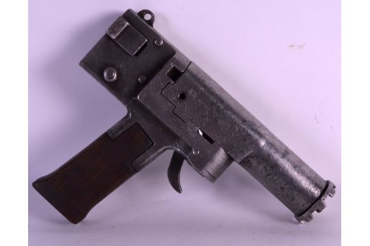 Pistolet règlementaire , mais pas pour le tir . 540x360