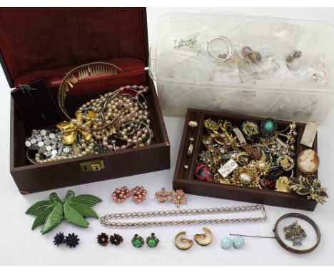 A brown faux leather jewellery box containing a quantity of vintage jewellery to include belt buckle, diamante brooches, pend