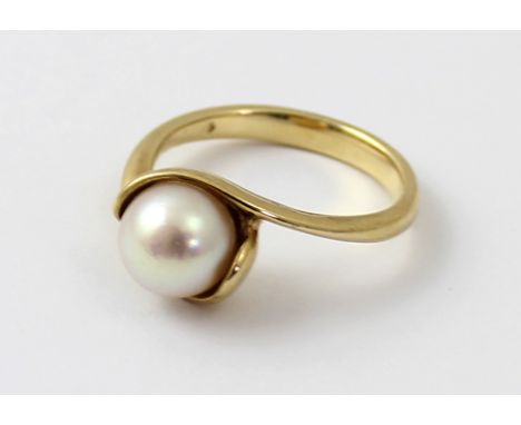 A 9ct gold ladies' dress ring with a single pearl, size K, approx 3.3g.