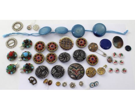 A quantity of vintage buttons to include diamanté, hand-painted and enamel examples, white metal with coloured stones and fou