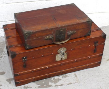 A wooden travelling trunk and a wooden suitcase (2).