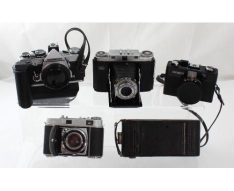 A small collection of vintage 35mm cameras to include a Minolta Hi-Matic G2 with 38mm lens, an Ikonta Prontor-SV bellows came