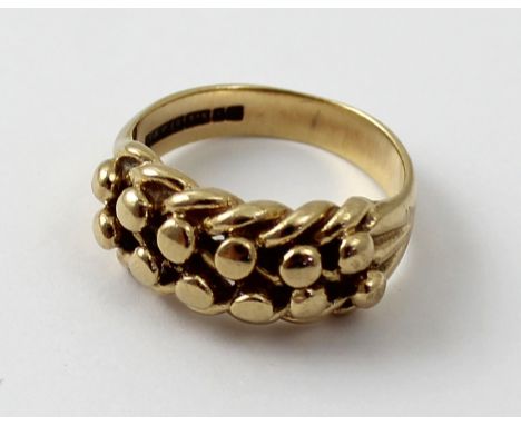 A ladies' 9ct gold dress ring with rope design to top, size K, approx 5.5g. CONDITION REPORT Marks are clear, no evidence of 