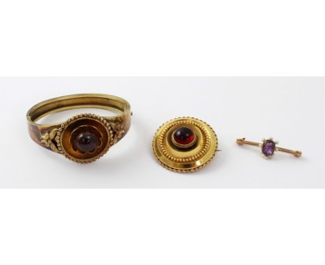 A Victorian-style yellow metal bangle with central garnet-coloured cabochon within a floral mount, a 9ct gold Edwardian bar b