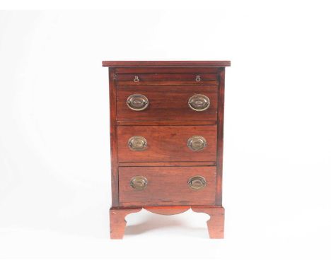 A small Geo III style mahogany chest of three short drawers with brushing slide above. Raised on shaped bracket feet. 45cm wi