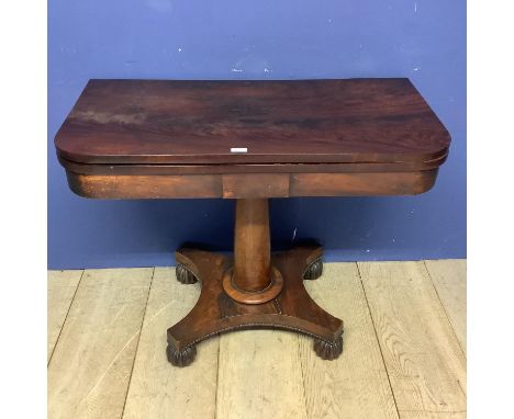 William IV style mahogany foldover card table (baize worn) with turned column to quadrefoil base 