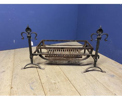 An Victorian adjustanle heavy cast iron fire grate,  with Fleur de Lis finials, and a spark guard 