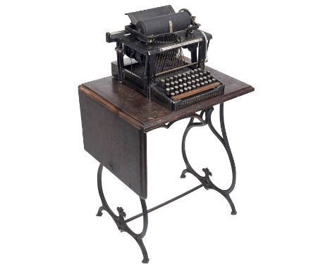 The Perfected Type Writer No. 4 mit Schreibmaschinentisch, 1882  E. Remington &amp; Sons, Ilion, New York. Serien-Nr. 2432, f