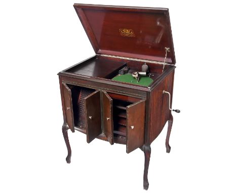 Standgrammophon "Victrola VV-210", 1922  Nr. 43727, England, Gehäuse mit Mahagonifurnier, geschwungene Beine, Front mit 4 Tür