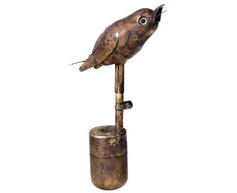 Das Photographen-Vögelchen, um 1900  Victory Sparkler &amp; Speciality Co., Elkton, U.S.A. Messingblech, Höhe 11 cm. Beim Bet